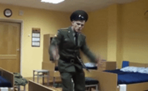 חייל רוסי רוקד (צילום: מתוך יוטיוב)